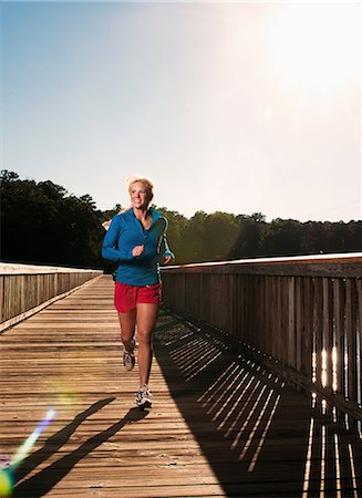 Woman running on wooden dock Stockbilder - Premium RF Lizenzfrei, Bildnummer: 614-08870568