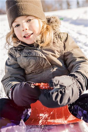 simsearch:649-02290243,k - Smiling girl sledding in snow Photographie de stock - Premium Libres de Droits, Code: 614-08870575