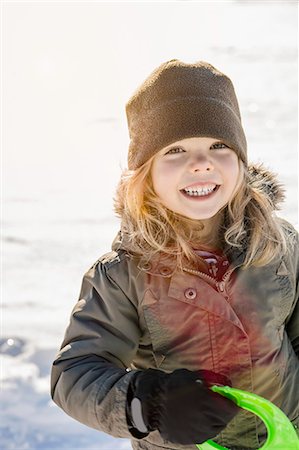 simsearch:614-08126589,k - Smiling girl playing in snow Photographie de stock - Premium Libres de Droits, Code: 614-08870573