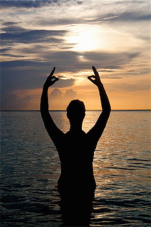 simsearch:400-03925043,k - Silhouette of man meditating in water Photographie de stock - Premium Libres de Droits, Code: 614-08870597