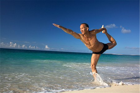 simsearch:614-08726424,k - Man practicing yoga on tropical beach Photographie de stock - Premium Libres de Droits, Code: 614-08870591