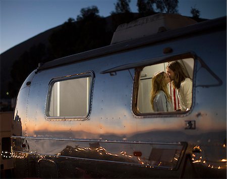 Couple kissing in trailer Foto de stock - Sin royalties Premium, Código: 614-08870737