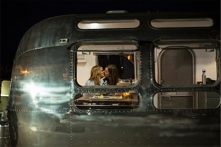 Couple kissing in trailer Foto de stock - Sin royalties Premium, Código: 614-08870740