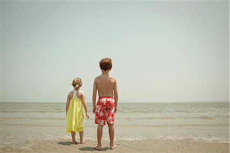 south carolina beach - Children standing on beach together Stock Photo - Premium Royalty-Free, Code: 614-08870776