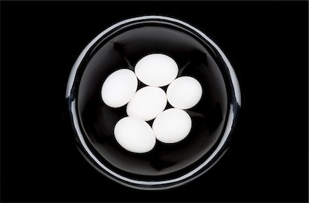 simsearch:6113-06498000,k - White eggs in black bowl Stockbilder - Premium RF Lizenzfrei, Bildnummer: 614-08870809