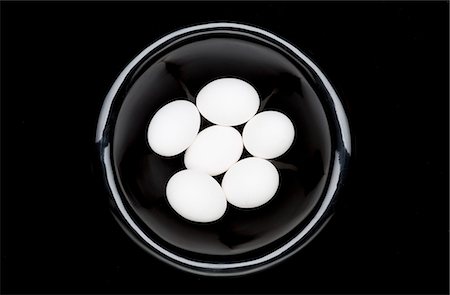 simsearch:614-00380639,k - White eggs in black bowl Fotografie stock - Premium Royalty-Free, Codice: 614-08870809