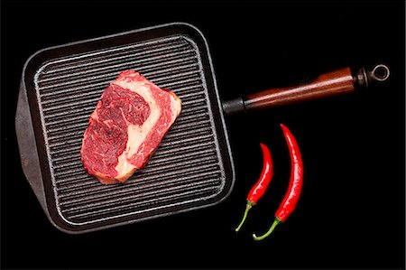 simsearch:700-01111927,k - Meat in grill pan with chili peppers Stock Photo - Premium Royalty-Free, Code: 614-08870802