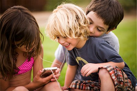 simsearch:649-06432524,k - Children listening to earphones outdoors Foto de stock - Sin royalties Premium, Código: 614-08870835