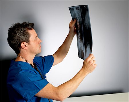 Nurse examining x-rays in hospital Photographie de stock - Premium Libres de Droits, Code: 614-08870999