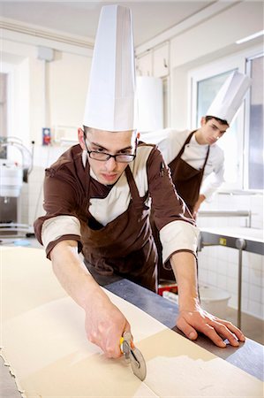 pastelera - Baker cutting dough in kitchen Foto de stock - Sin royalties Premium, Código: 614-08871080