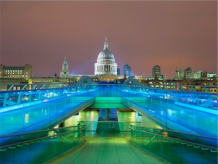 fluorescent (color) - Illuminated bridge and parliament building Foto de stock - Sin royalties Premium, Código: 614-08871150