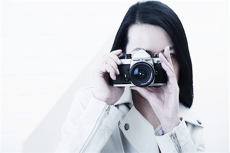 simsearch:614-06895809,k - Woman taking pictures with camera Photographie de stock - Premium Libres de Droits, Code: 614-08871346