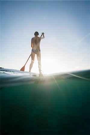 simsearch:614-08868513,k - Woman paddleboarding on ocean Photographie de stock - Premium Libres de Droits, Code: 614-08871425