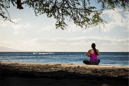 simsearch:400-04427380,k - Woman practicing yoga on beach Photographie de stock - Premium Libres de Droits, Code: 614-08871429