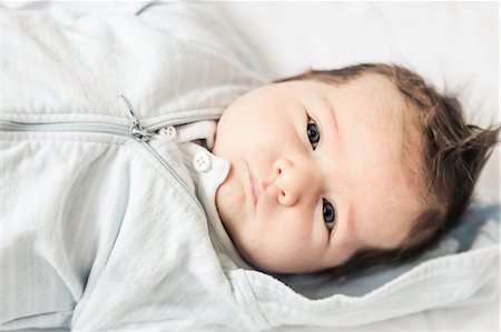 simsearch:614-08881045,k - Portrait of baby boy lying in cot Fotografie stock - Premium Royalty-Free, Codice: 614-08871598