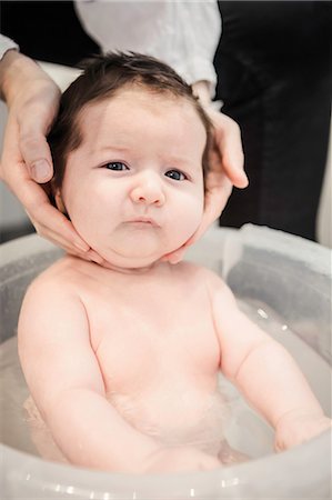 simsearch:649-08923623,k - Mother supporting baby boy's head in bath Photographie de stock - Premium Libres de Droits, Code: 614-08871605