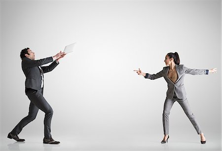 schleudern - Woman throwing digital table to man Photographie de stock - Premium Libres de Droits, Code: 614-08871637