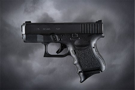 simsearch:614-06402700,k - Handgun Photographie de stock - Premium Libres de Droits, Code: 614-08871727