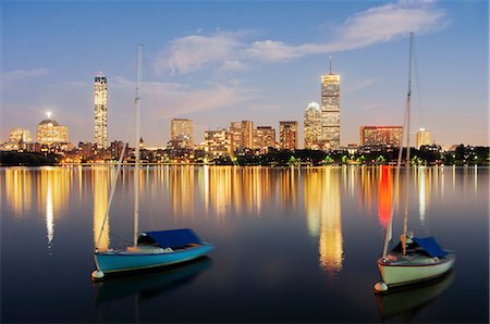 Boats and Boston skyline, USA Foto de stock - Royalty Free Premium, Número: 614-08871748