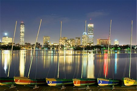 Boats and Boston skyline, USA Foto de stock - Royalty Free Premium, Número: 614-08871749