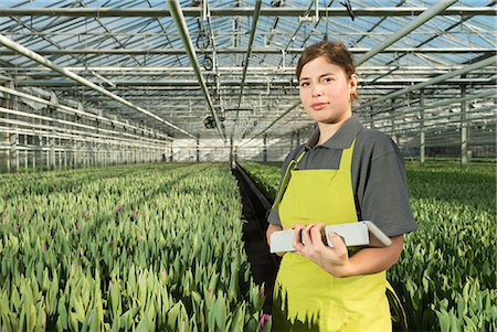 simsearch:649-06844189,k - Woman in tulip greenhouse with digital tablet Foto de stock - Sin royalties Premium, Código: 614-08871821