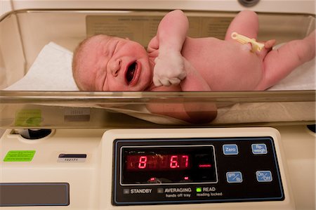 simsearch:614-06044200,k - Newborn baby boy on weighing scales Fotografie stock - Premium Royalty-Free, Codice: 614-08871985