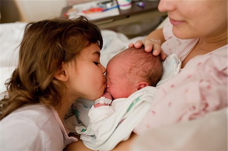 simsearch:614-08871994,k - Mother with newborn baby boy and daughter in hospital bed Foto de stock - Sin royalties Premium, Código: 614-08871993