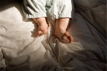 simsearch:614-08881045,k - Baby boy lying on bed Fotografie stock - Premium Royalty-Free, Codice: 614-08872004