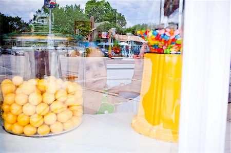 Young girl reaching for candy in candy store Stockbilder - Premium RF Lizenzfrei, Bildnummer: 614-08872028