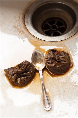 Teaspoon and teabags in kitchen sink Stock Photo - Premium Royalty-Free, Code: 614-08872105