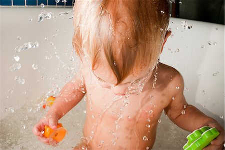 simsearch:614-05522909,k - Boy splashing in bath Fotografie stock - Premium Royalty-Free, Codice: 614-08872346