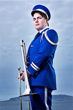 Portrait of young man holding trombone Foto de stock - Sin royalties Premium, Código: 614-08872417