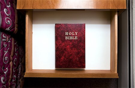 Holy bible in drawer in motel room Stockbilder - Premium RF Lizenzfrei, Bildnummer: 614-08872464