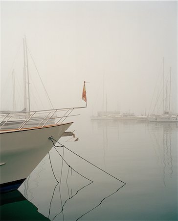 simsearch:614-08869465,k - Boats in harbour in fog Photographie de stock - Premium Libres de Droits, Code: 614-08872477