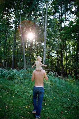 Father carrying baby girl on shoulders in forest Photographie de stock - Premium Libres de Droits, Code: 614-08872485