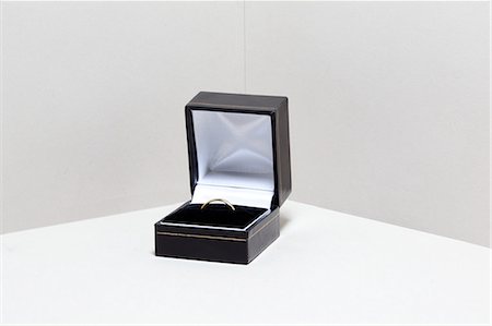 simsearch:614-08872528,k - Wedding ring in jewelry box Foto de stock - Sin royalties Premium, Código: 614-08872528