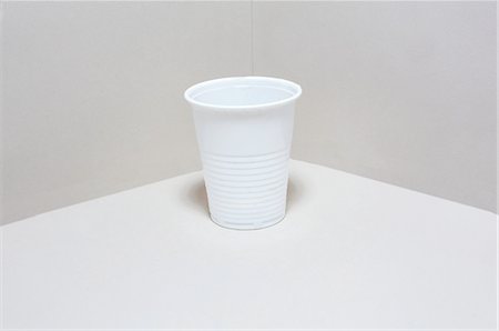 simsearch:614-08872528,k - Plastic cup Foto de stock - Sin royalties Premium, Código: 614-08872533