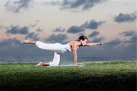 deerfield beach - Woman in yoga pose outdoors Foto de stock - Sin royalties Premium, Código: 614-08872617