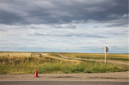 simsearch:614-08872736,k - Traffic cone on rural road Photographie de stock - Premium Libres de Droits, Code: 614-08872733