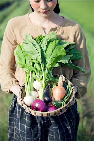 simsearch:614-02983848,k - Young woman in field holding basket of homegrown vegetables Foto de stock - Sin royalties Premium, Código: 614-08872759