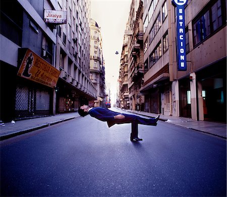 Businessman floating above city street Photographie de stock - Premium Libres de Droits, Code: 614-08872844