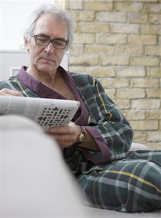 simsearch:400-05736257,k - Senior man in relaxing in robe with newspaper Foto de stock - Royalty Free Premium, Número: 614-08872926