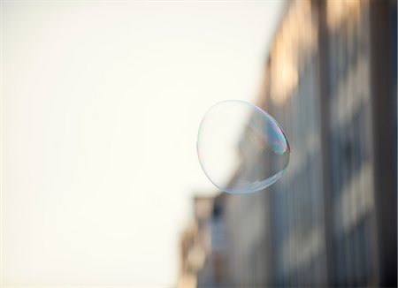 ser levado pela corrente ou pelo vento - A bubble floating in an urban environment Foto de stock - Royalty Free Premium, Número: 614-08872967