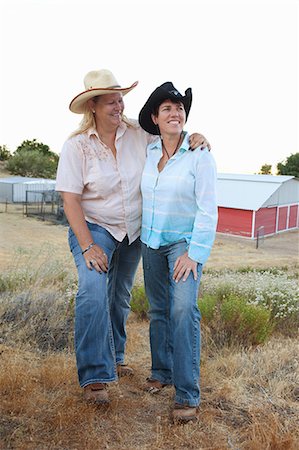 simsearch:614-02983743,k - Mature lesbian couple standing together on ranch, smiling Photographie de stock - Premium Libres de Droits, Code: 614-08873012