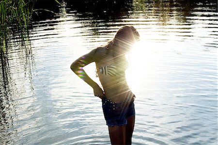 simsearch:6122-07703418,k - Teenage girl standing in sunlit river Foto de stock - Sin royalties Premium, Código: 614-08873059