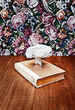 Nuclear cloud made out of printed paper coming out of book Photographie de stock - Premium Libres de Droits, Code: 614-08873076