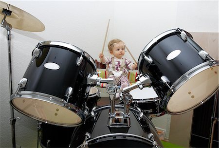 drums play - Baby girl playing drums Stock Photo - Premium Royalty-Free, Code: 614-08873115