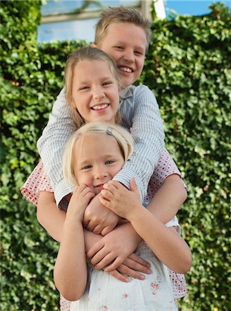 simsearch:649-07119796,k - Boy and two sisters smiling, portrait Photographie de stock - Premium Libres de Droits, Code: 614-08873127
