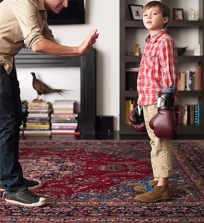 Father teaching son to box in living room Photographie de stock - Premium Libres de Droits, Code: 614-08873231