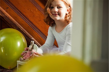 simsearch:614-08872572,k - Portrait of girl holding toys and balloons Photographie de stock - Premium Libres de Droits, Code: 614-08873252